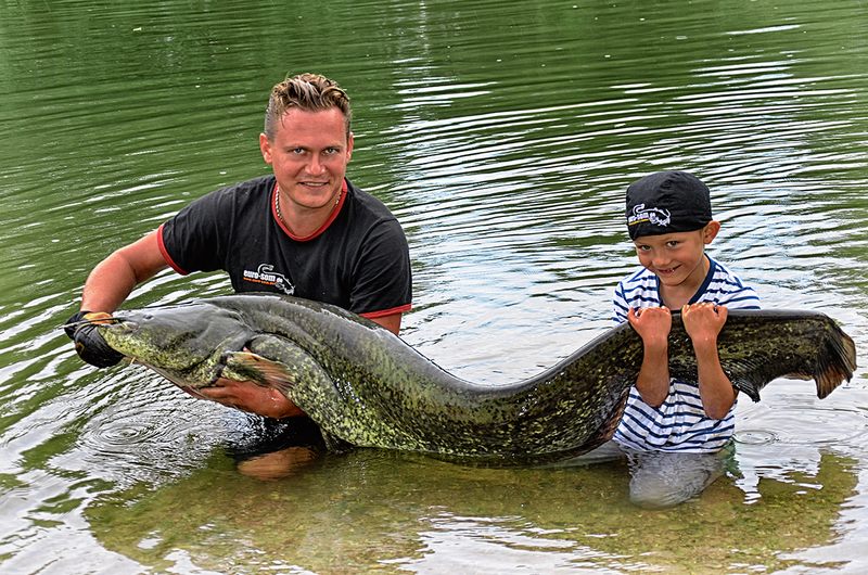 Drei Generationen Dalke auf Welsjagd an einem kleinen Fluss